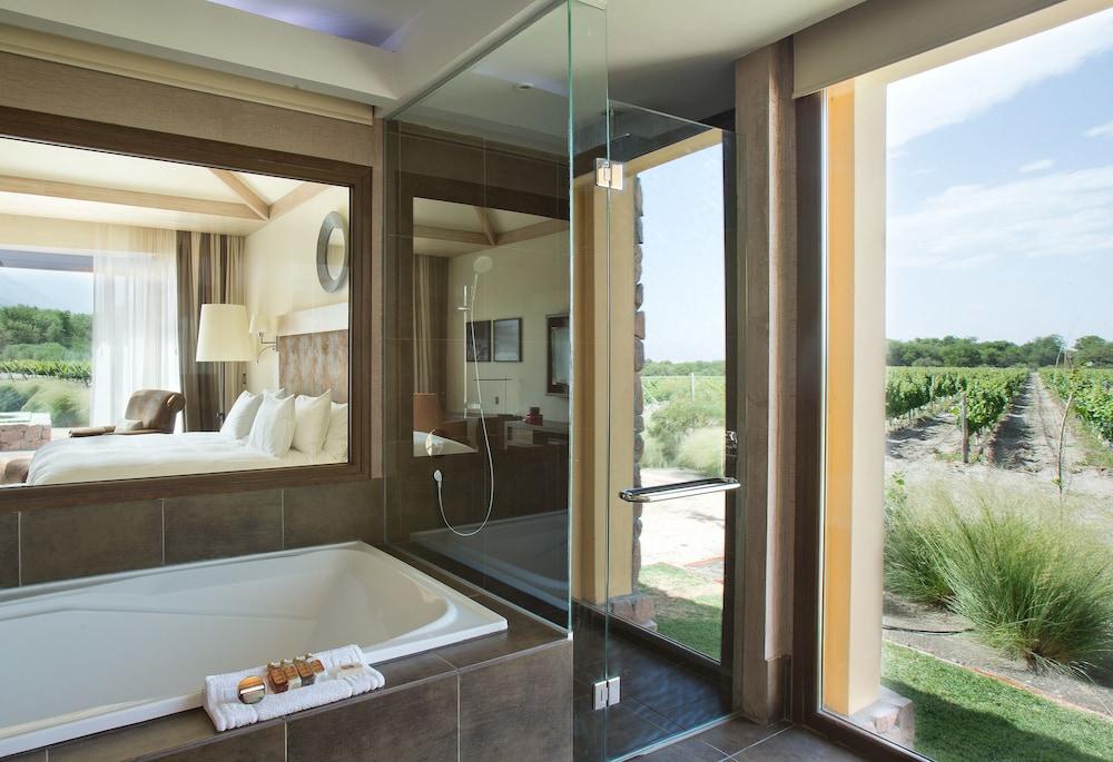 Grace Cafayate Hotell Eksteriør bilde A bathroom with a shower door