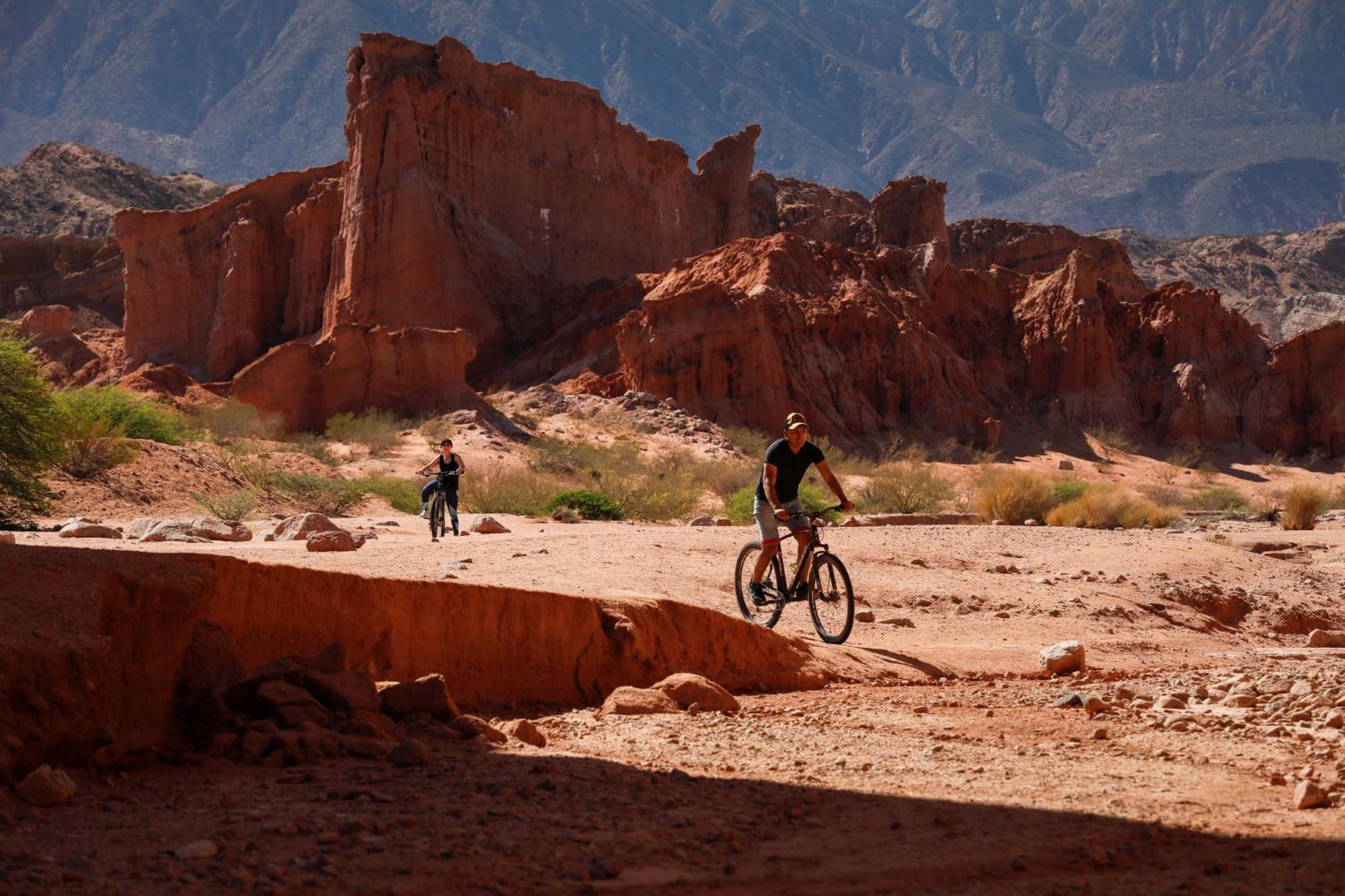Grace Cafayate Hotell Eksteriør bilde Biking at the Grand Canyon