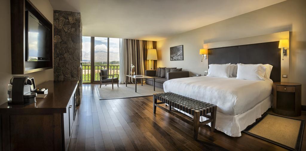 Grace Cafayate Hotell Eksteriør bilde A guest room at the Four Seasons Hotel